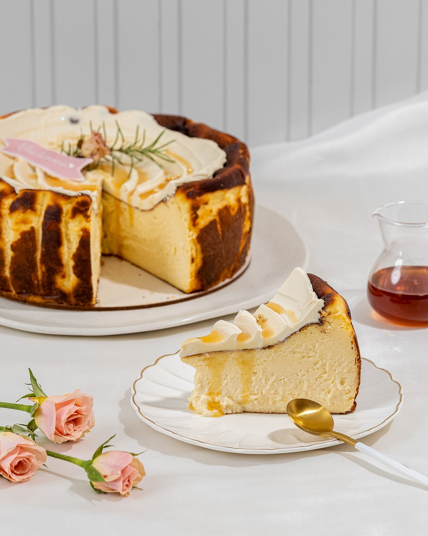 TARTA VASCA DE CHOCOLATE BLANCO, MIEL Y ROMERO - 12 a 16 Porciones