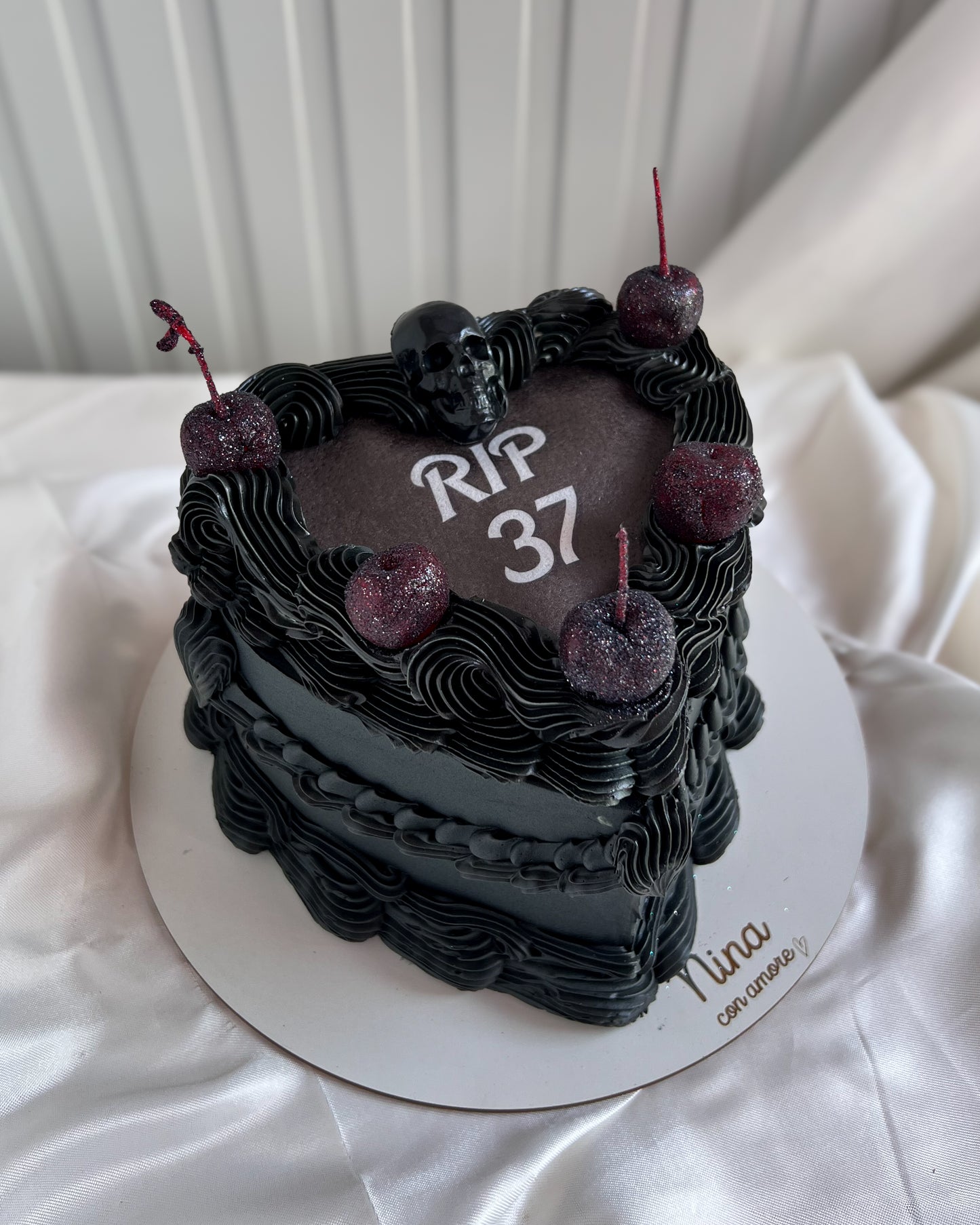 BURNING CAKE NEGRA - Cerezas y Calavera