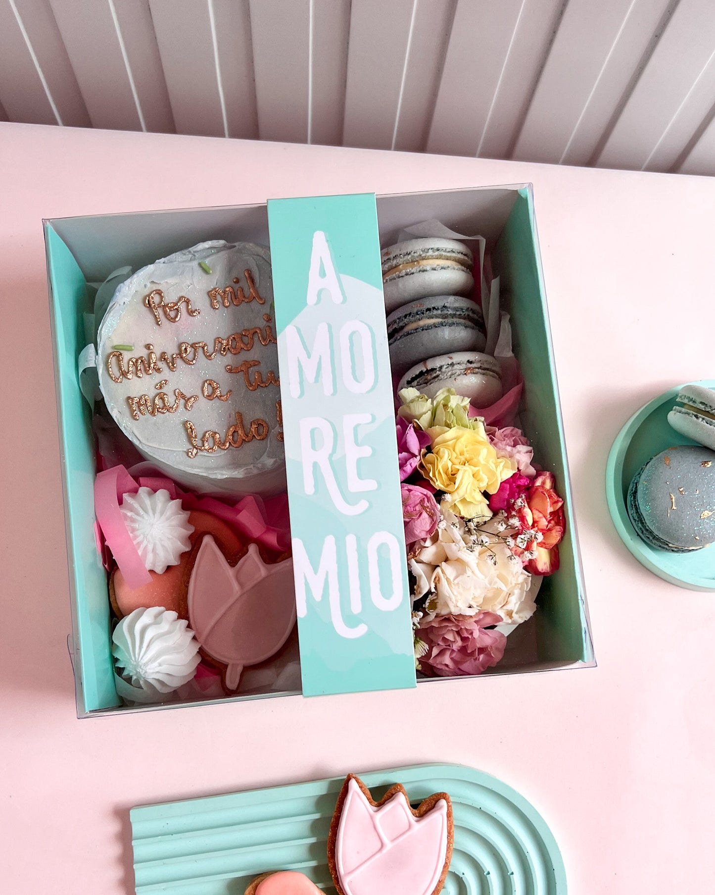 ANNIVERSARY BOX + Arreglo de Flores