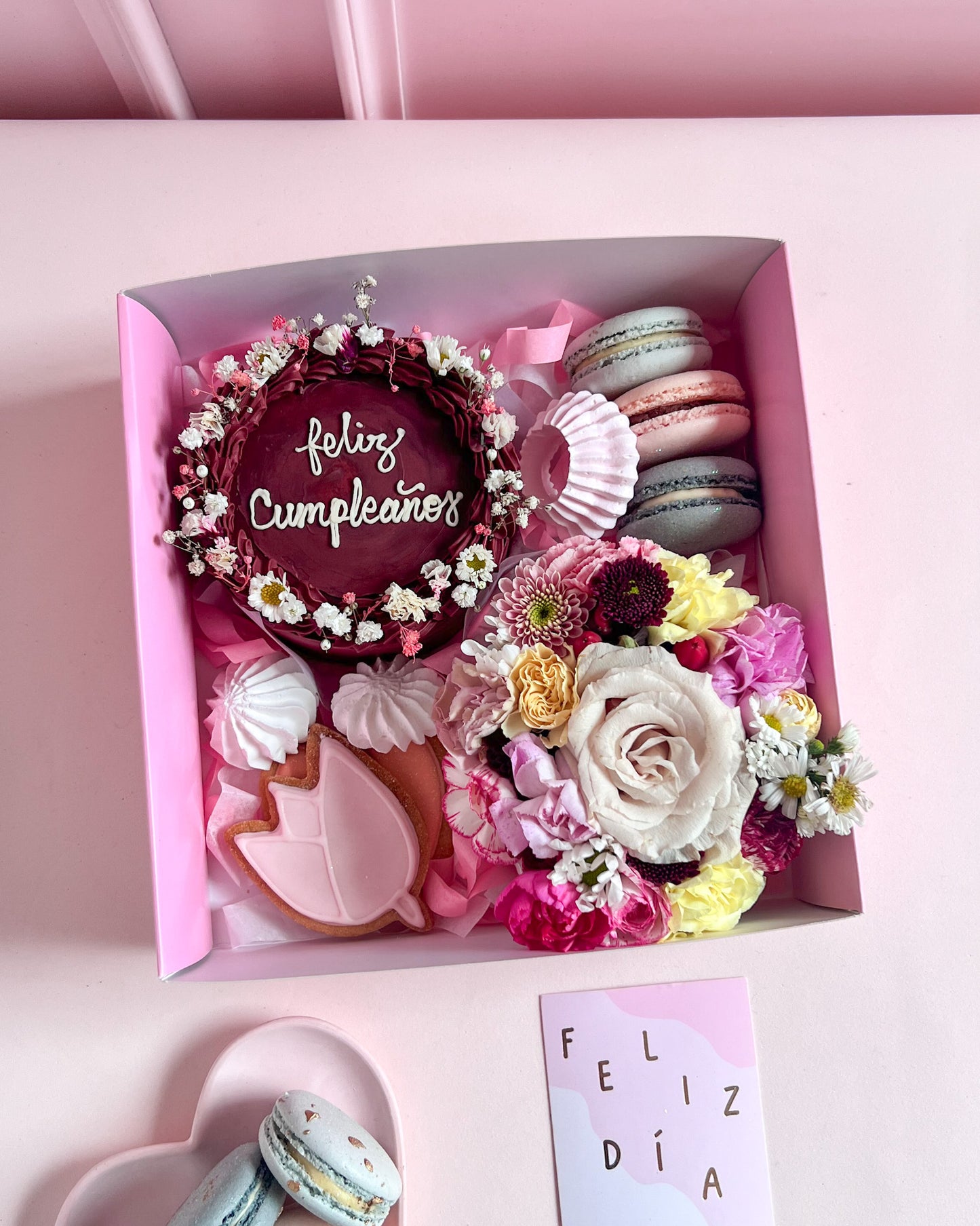 BOHO BIRTHDAY BOX VINOTINTO + Arreglo de Flores