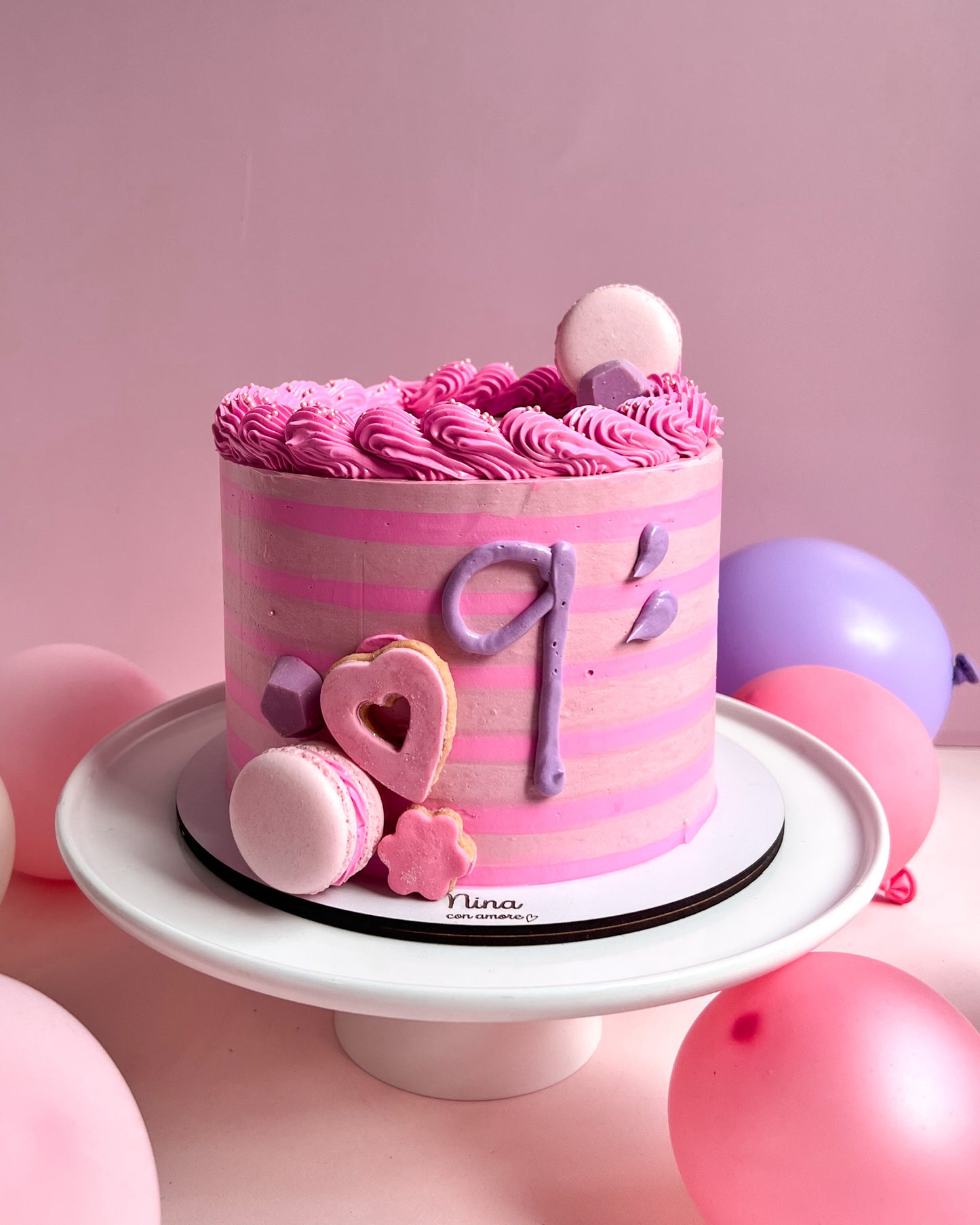 CAKE RAYAS ROSADAS Y MACARONS