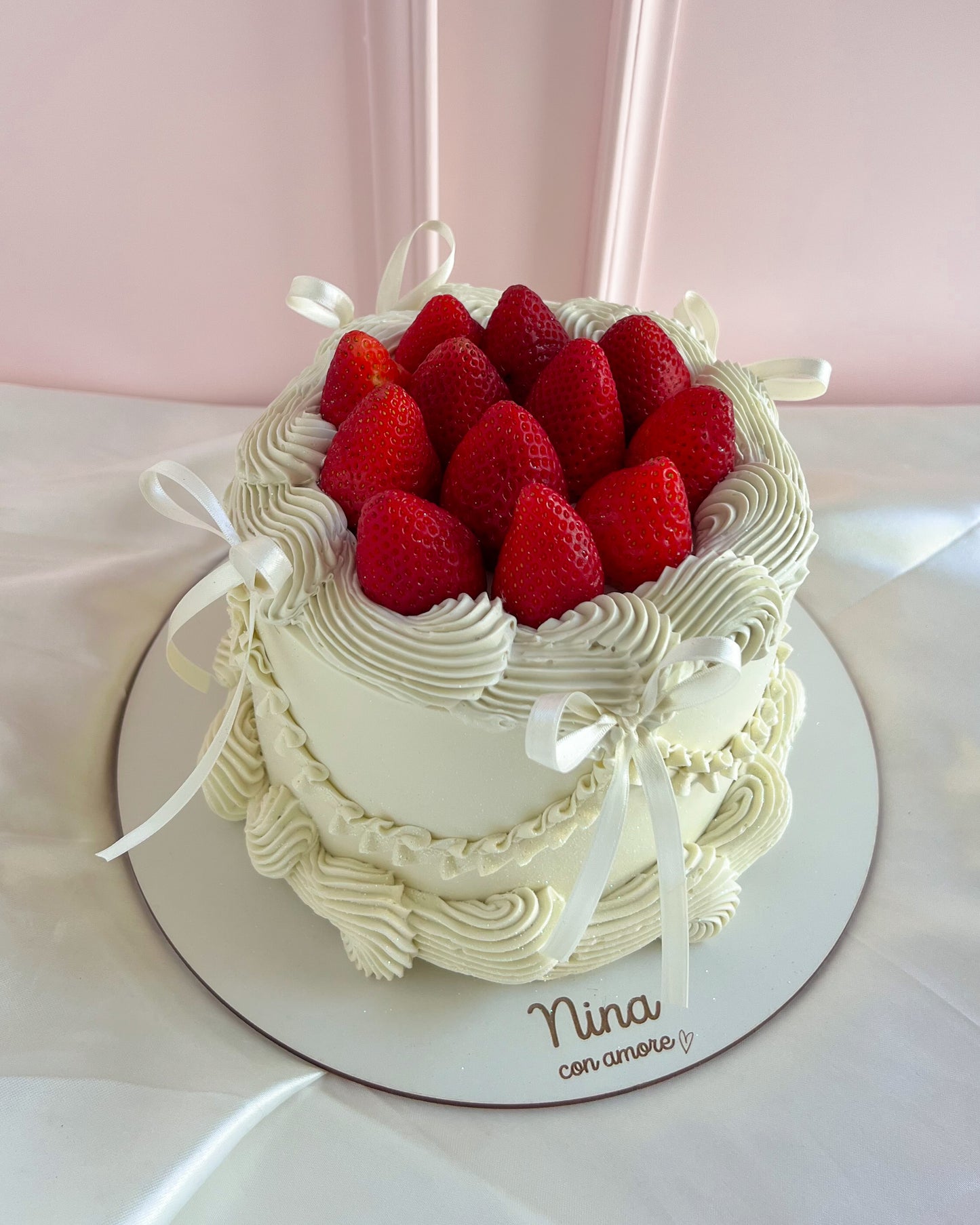VINTAGE CAKE CON FRESAS - Lazos Blancos