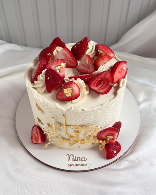 CAKE CON FRESAS + Letrero Dorado