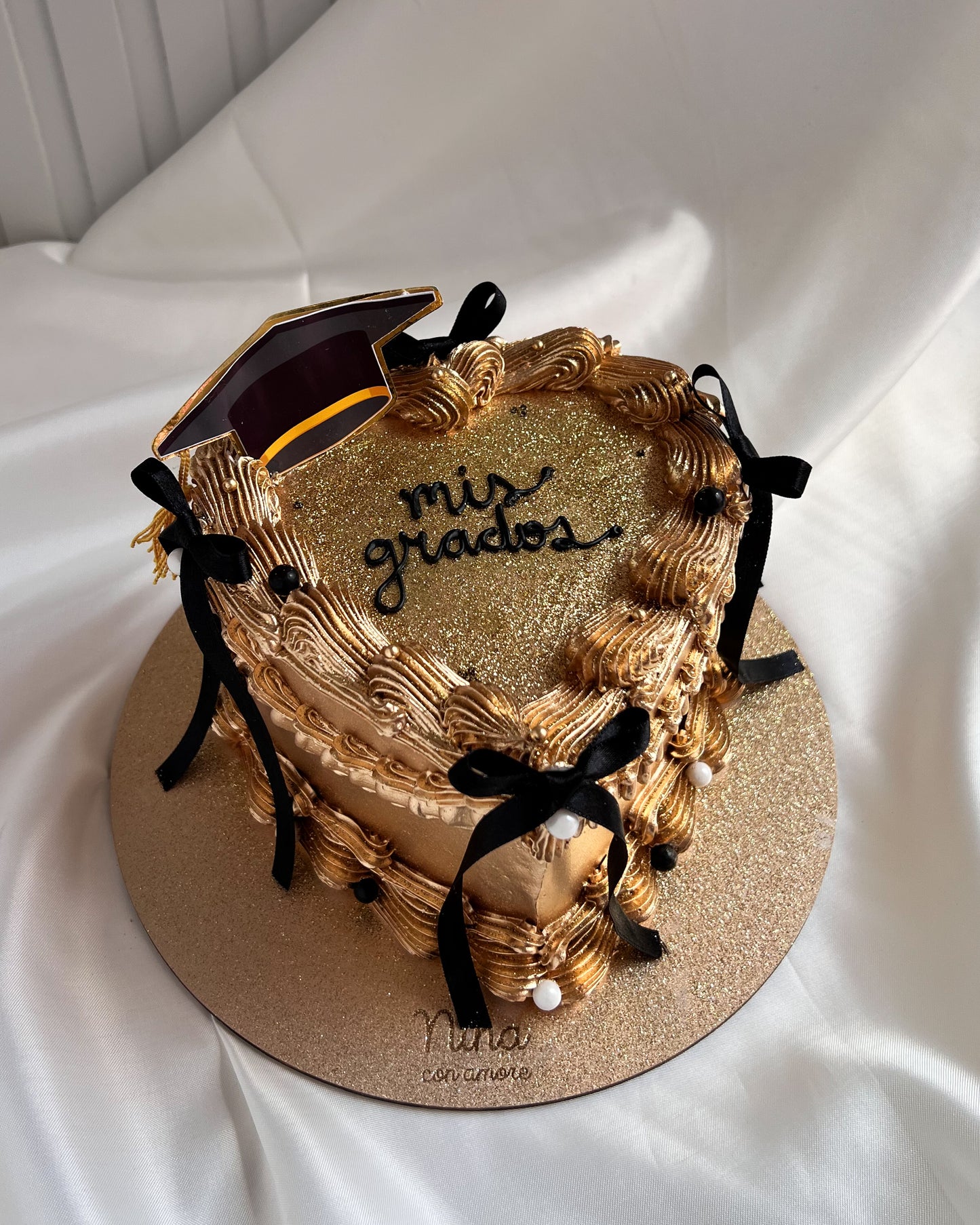 GLITTER HEART CAKE DORADO - Birrete y Lazos