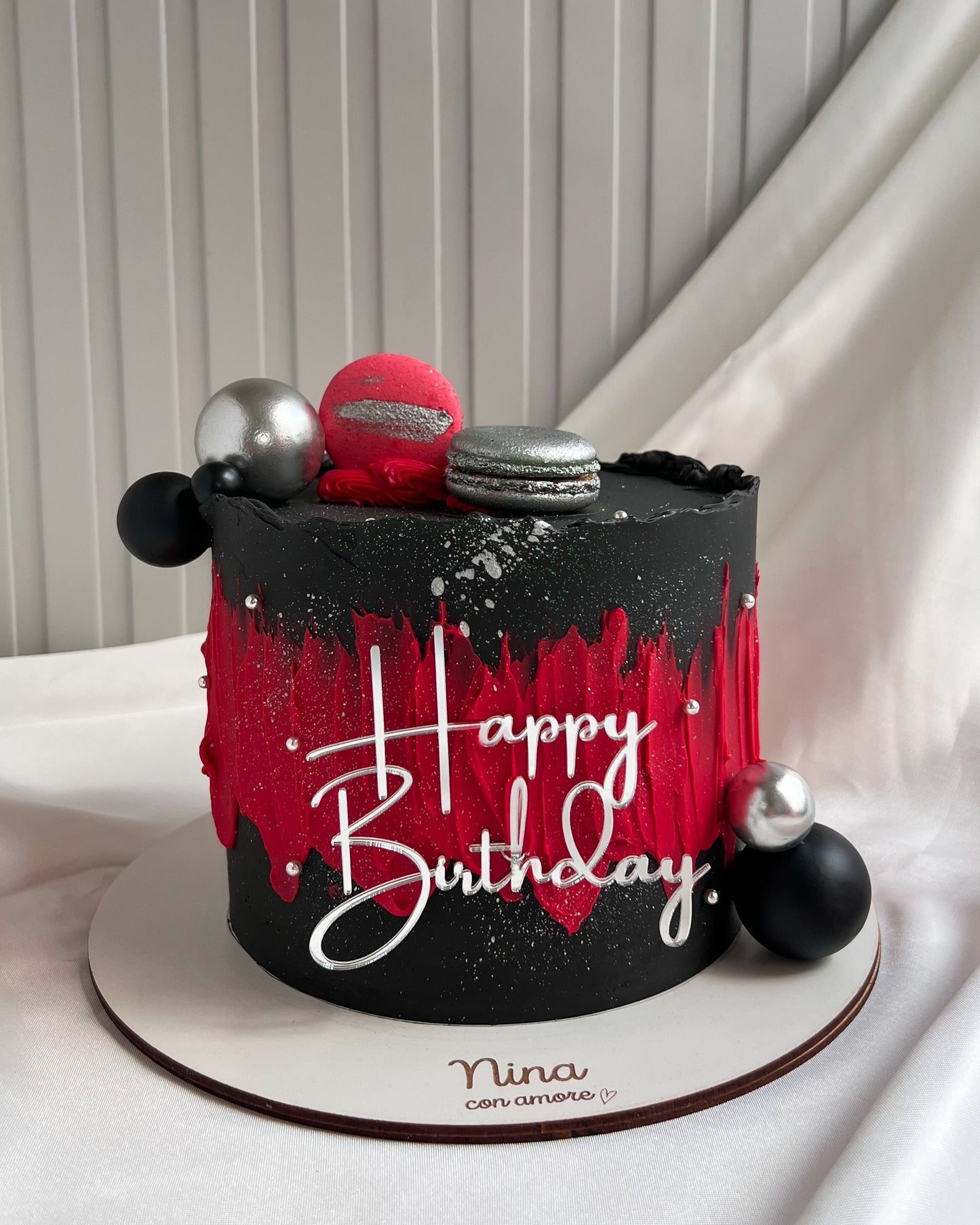 CAKE NEGRO Y ROJO - Esferas y Macarons