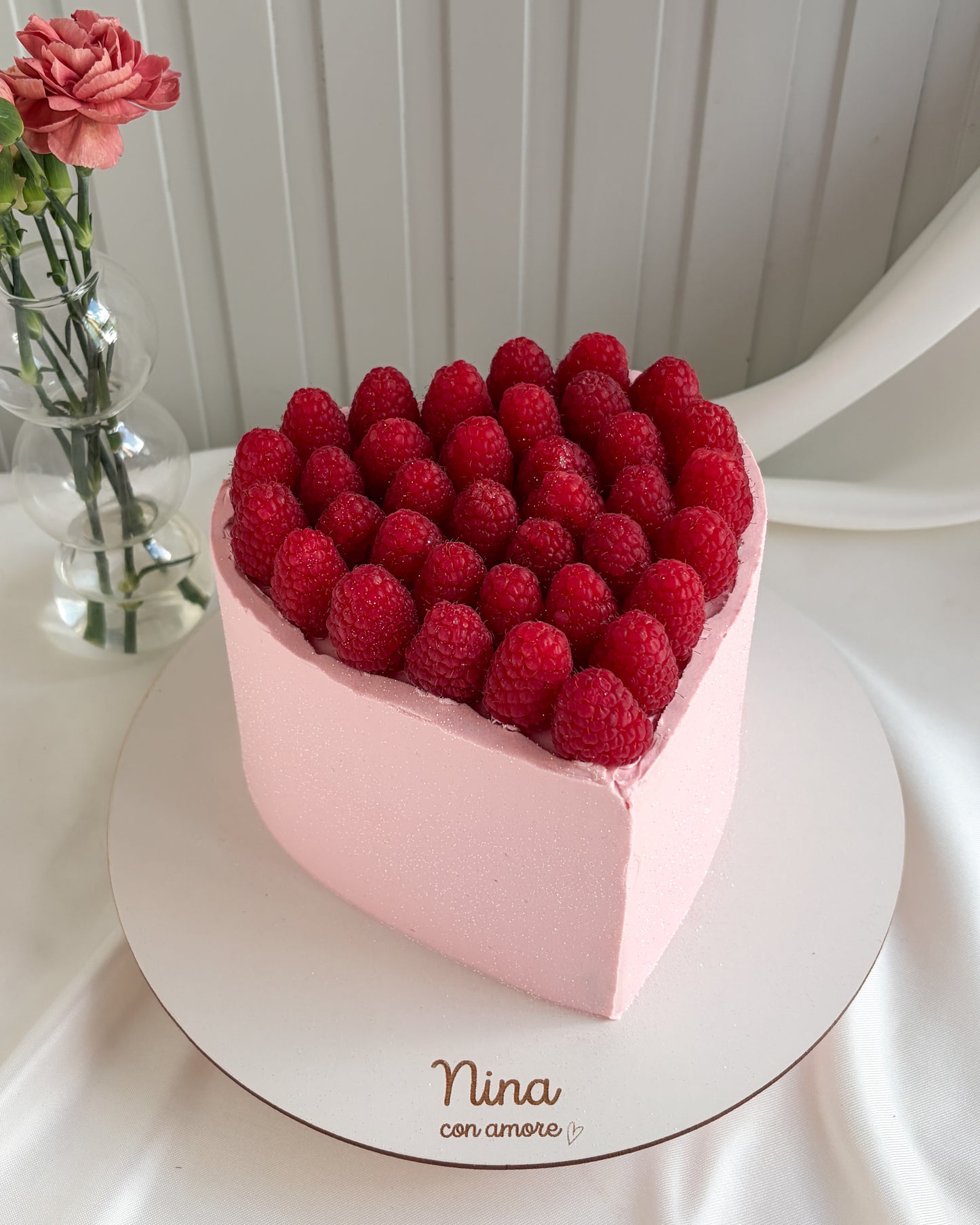 CAKE CORAZON CON FRAMBUESAS-Rosada