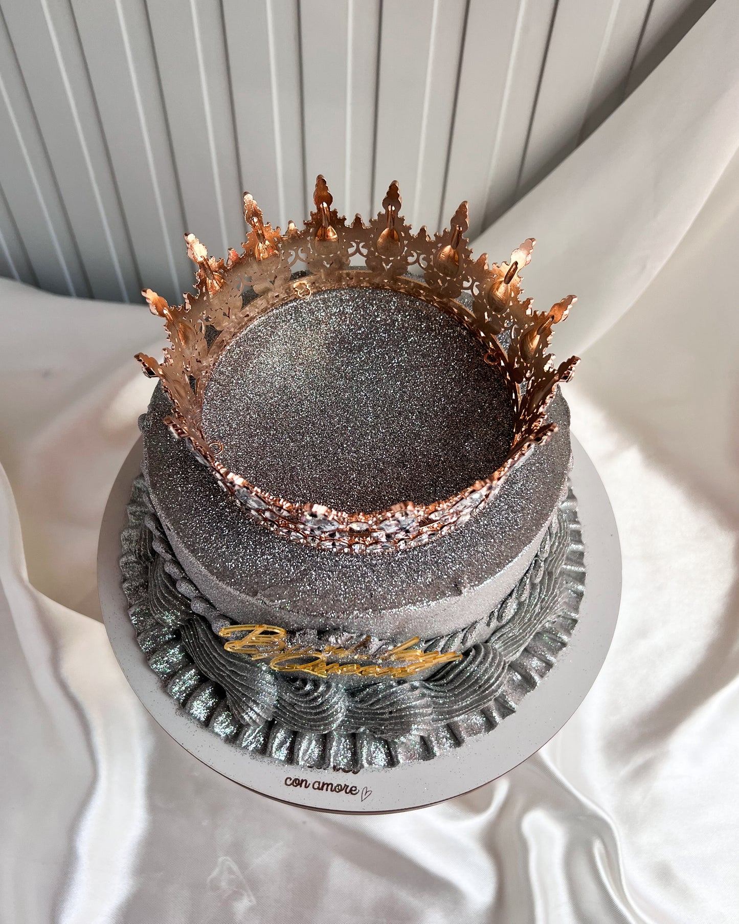 BIRTHDAY QUEEN CAKE PLATEADA - Corona Dorada