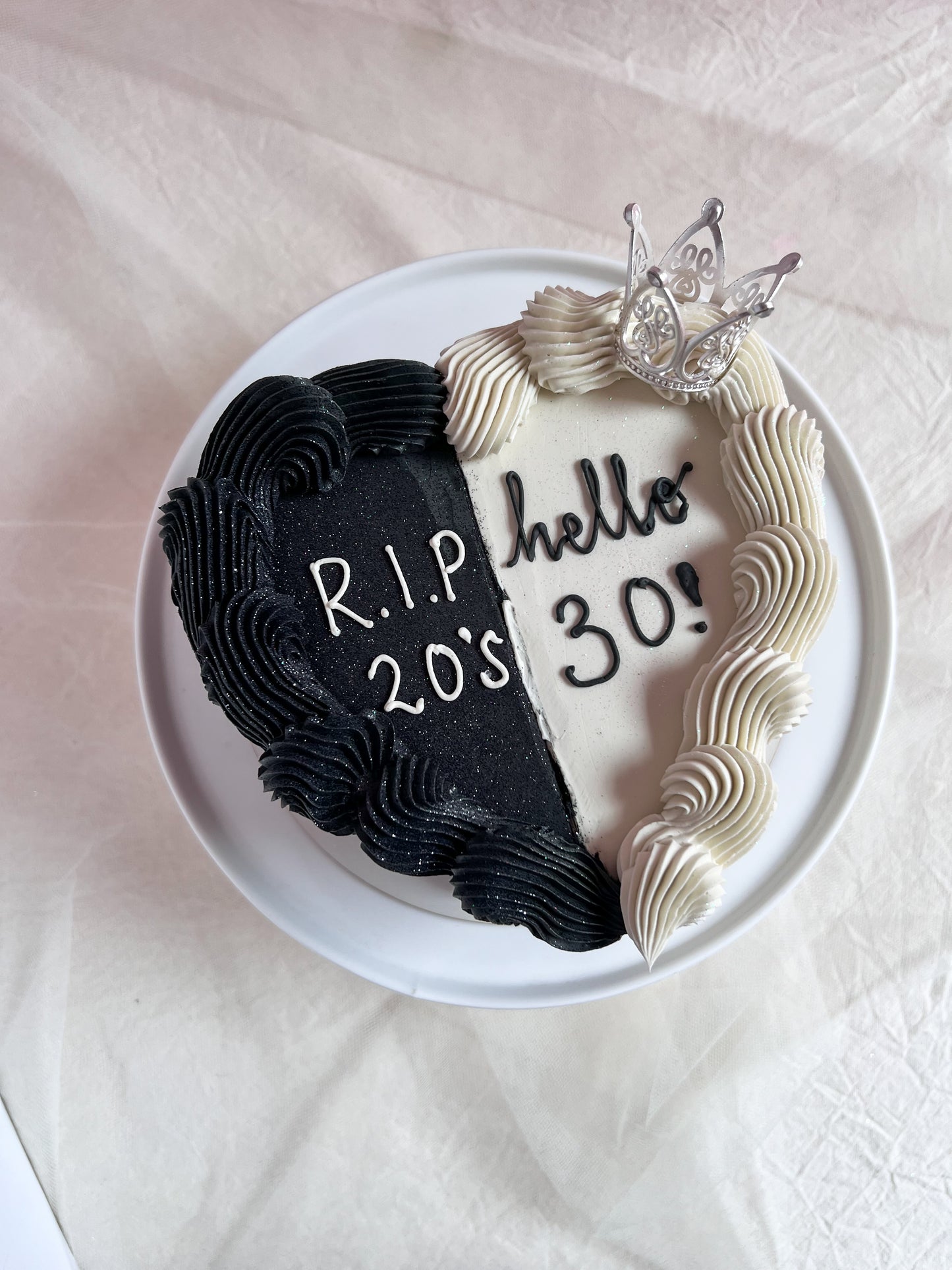 GLITTER HEART CAKE - MITAD BLANCO, MITAD NEGRO - Corona