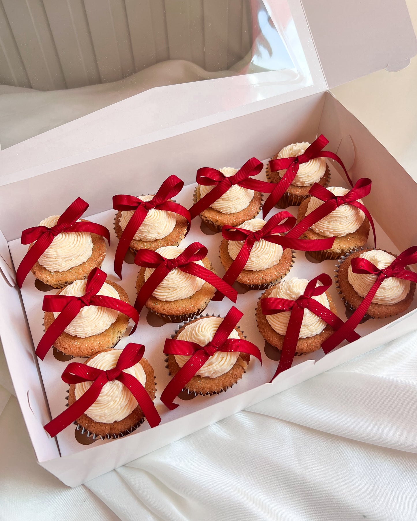 CUPCAKES DECORADOS - Lazos Rojos