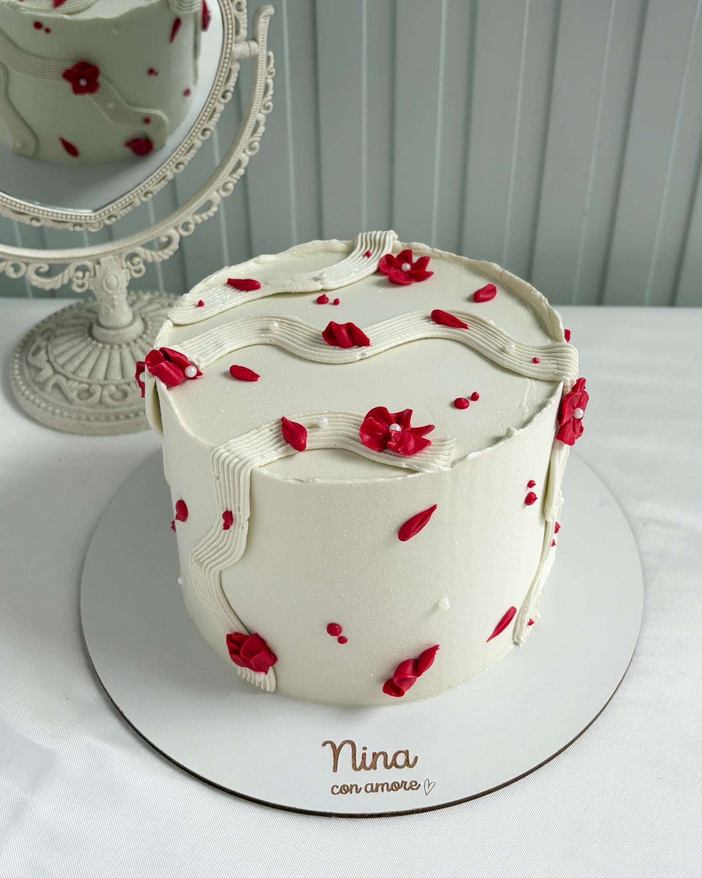 TORTA FLORECITAS ROJAS- Blanca