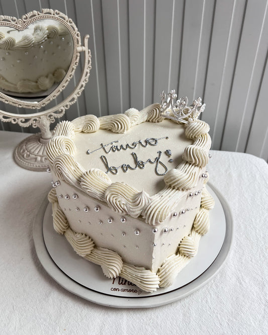 CORAZON BLANCO CON PERLAS Y CORONA PLATEADAS