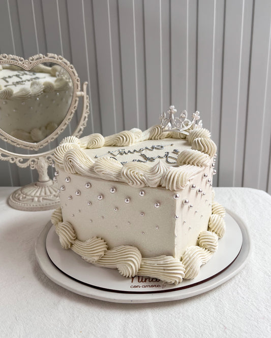 CORAZON BLANCO CON PERLAS Y CORONA PLATEADAS