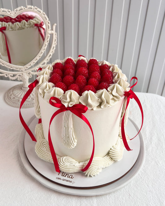 VINTAGE CAKE CON FRAMBUESAS Y LAZOS ROJOS