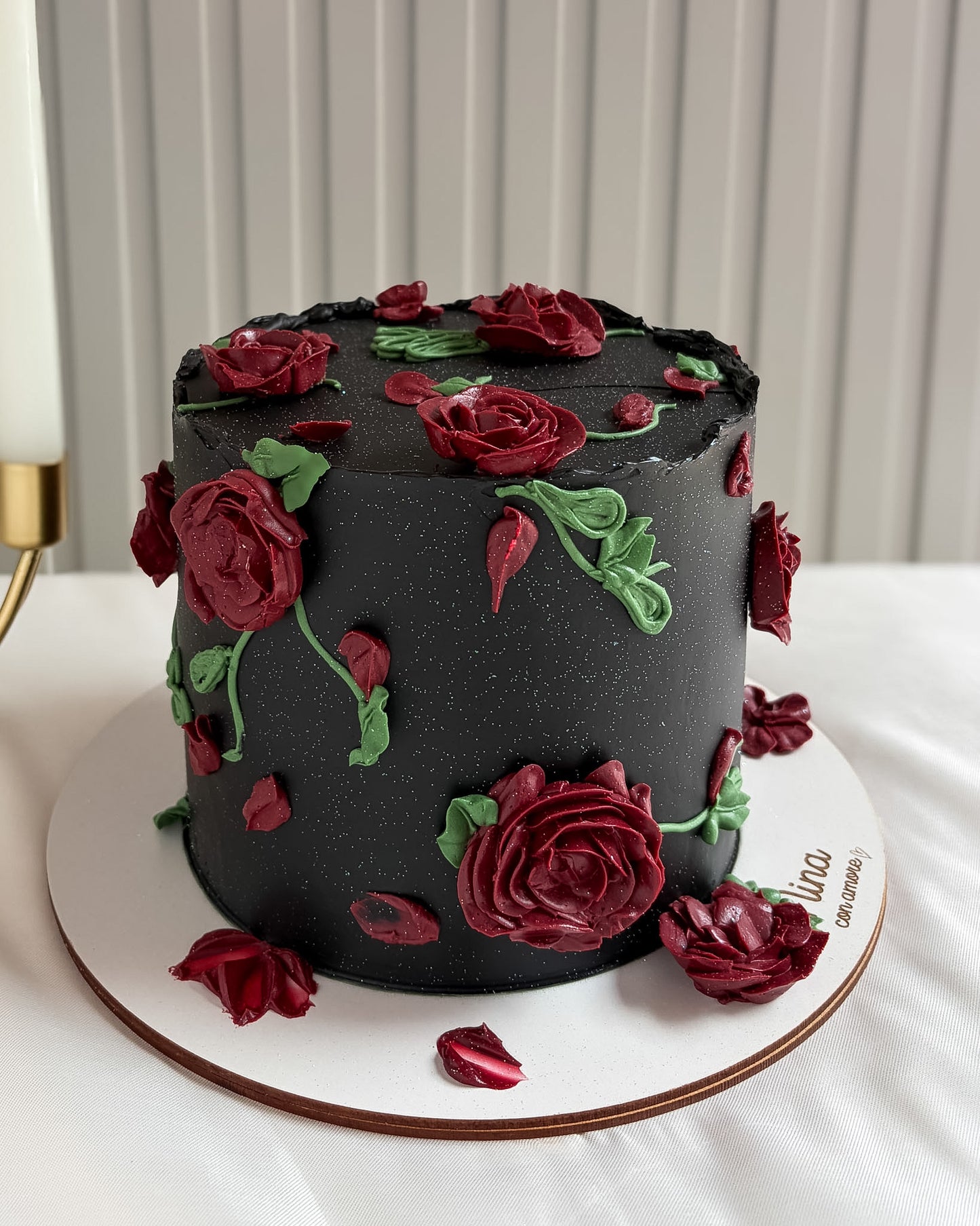 ROSAS EN CREMA CAKE- Negro y Vinotinto