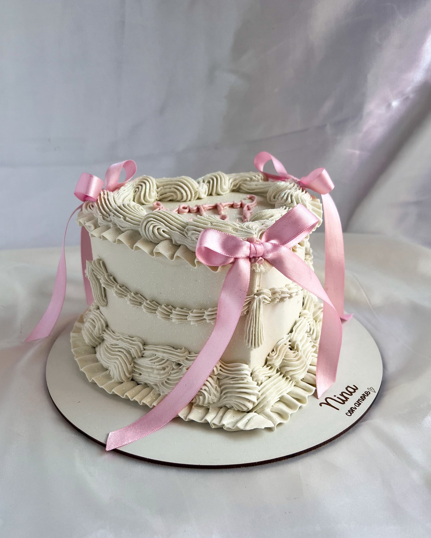 HEART CAKE CON LAZOS ROSADOS