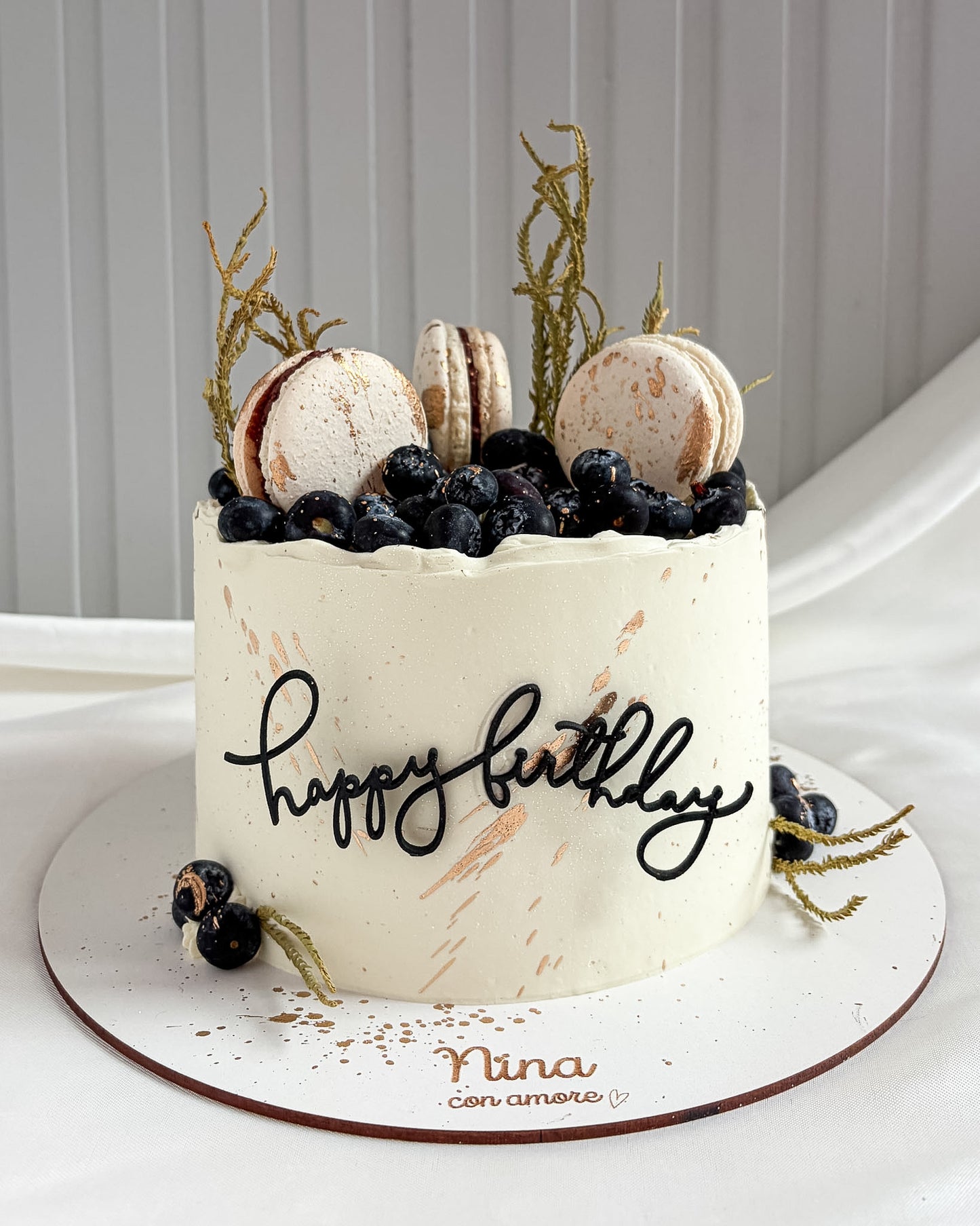 CAKE NEGRA CON MACARONS Y FRUTAS