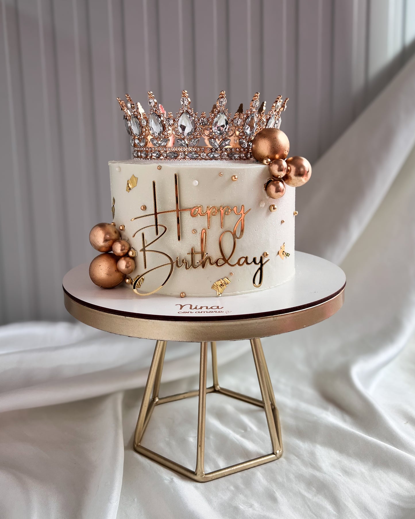 BIRTHDAY QUEEN CAKE BLANCA CON ESFERAS DORADAS - Corona