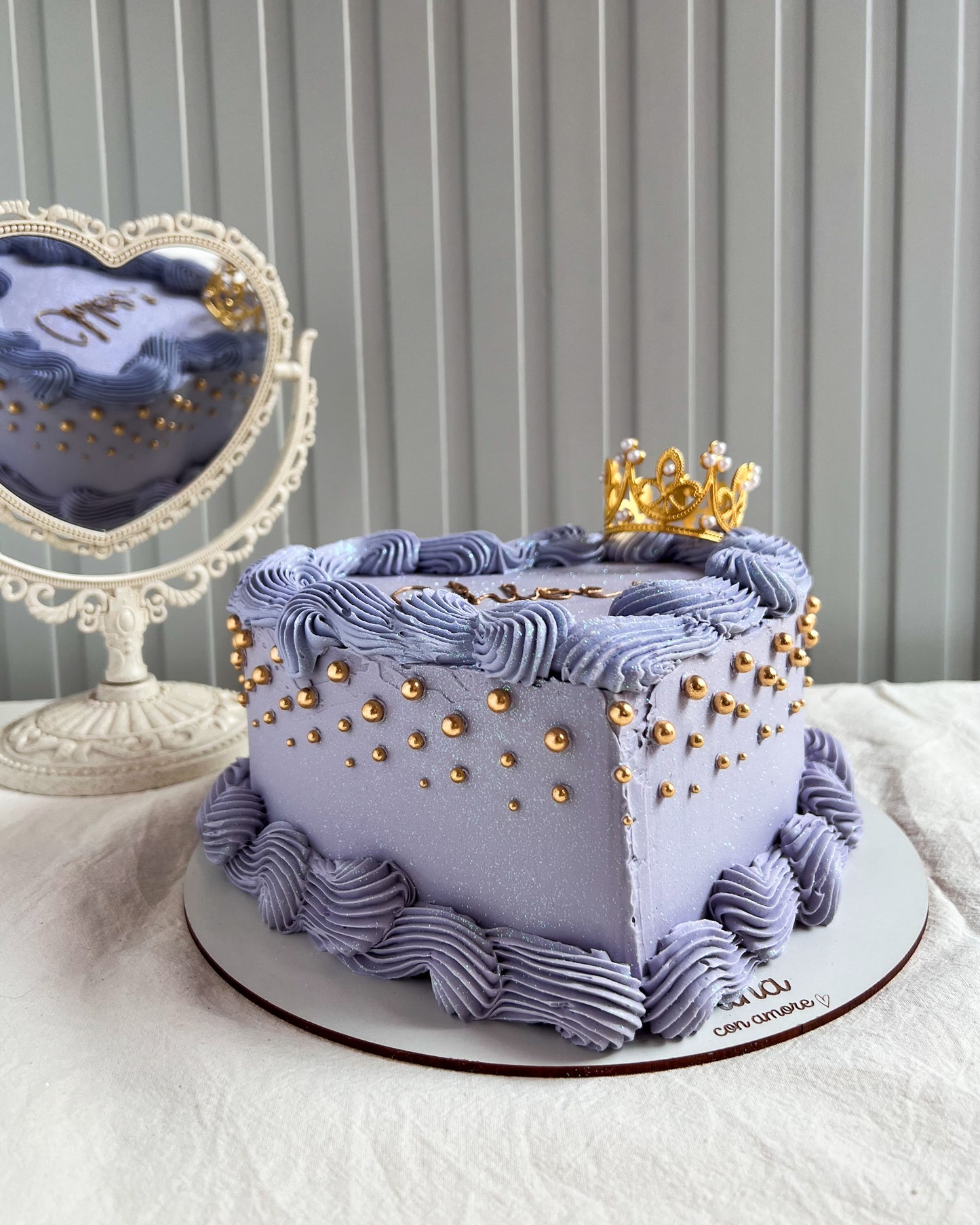 CORAZON LILA CON PERLAS Y CORONA