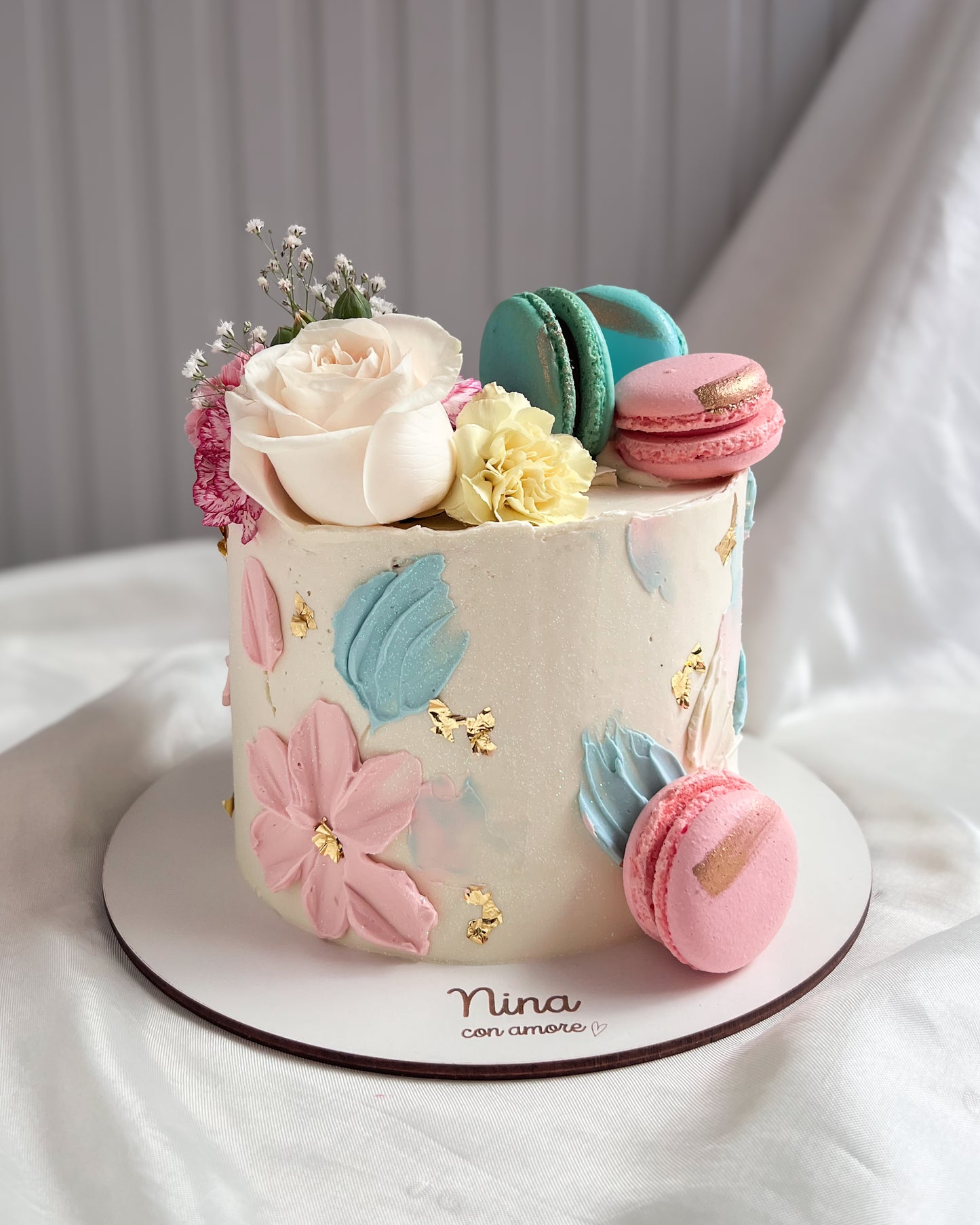 FLORES Y MACARONS CAKE