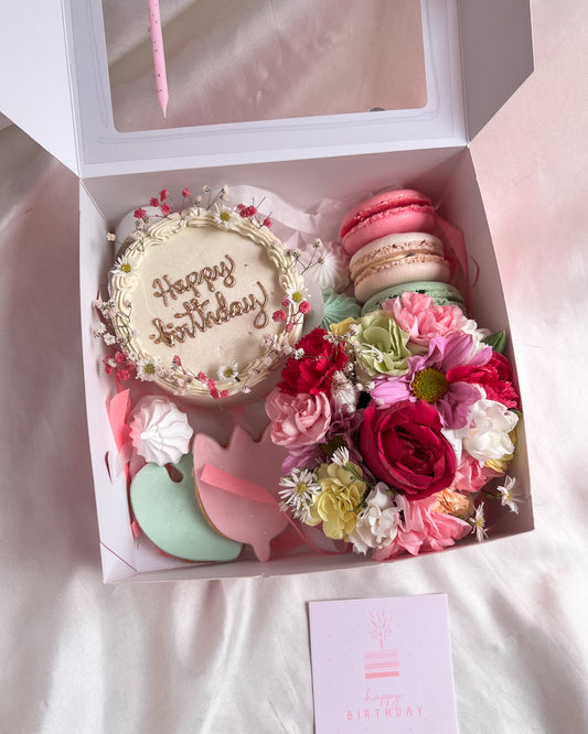 BOHO BIRTHDAY BOX BLANCA + Arreglo de Flores