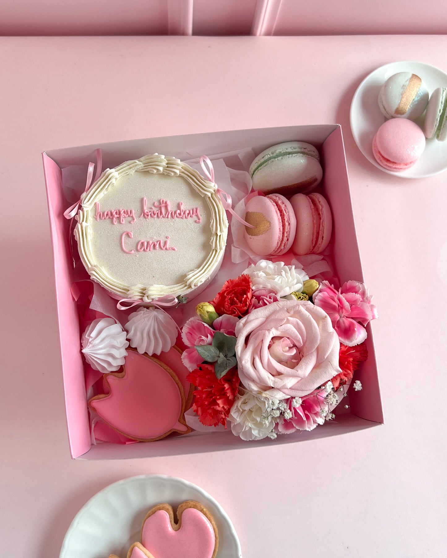 COQUETTE BIRTHDAY BOX + Arreglo de Flores