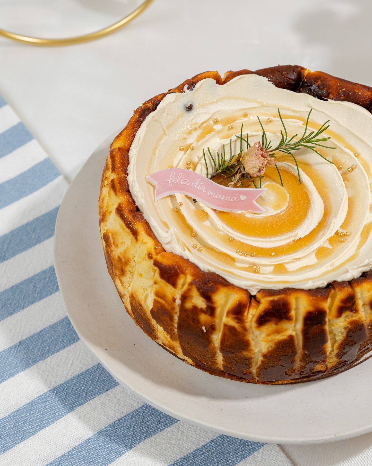 TARTA VASCA DE CHOCOLATE BLANCO, MIEL Y ROMERO - 12 a 16 Porciones