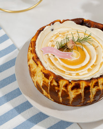 TARTA VASCA DE CHOCOLATE BLANCO, MIEL Y ROMERO - 12 a 16 Porciones