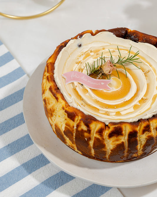 TARTA VASCA DE CHOCOLATE BLANCO, MIEL Y ROMERO - 12 a 16 Porciones