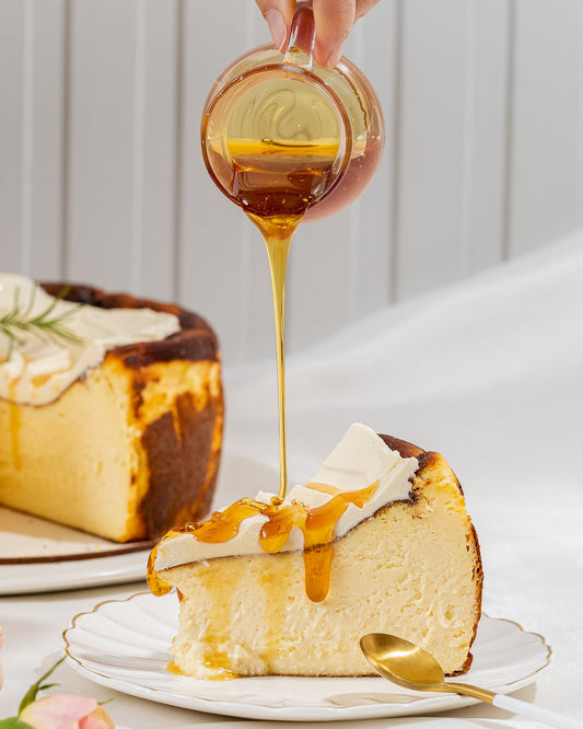TARTA VASCA DE CHOCOLATE BLANCO, MIEL Y ROMERO - 12 a 16 Porciones
