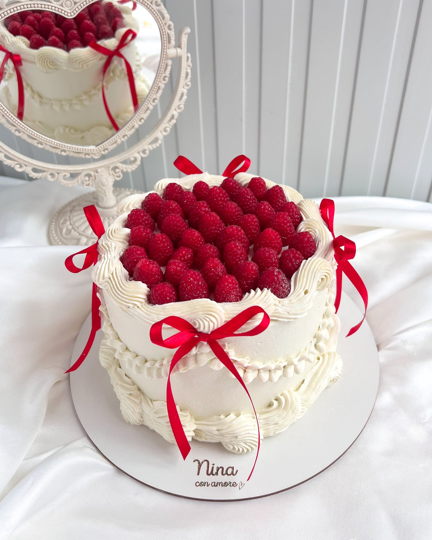VINTAGE CAKE CON FRAMBUESAS Y LAZOS ROJOS