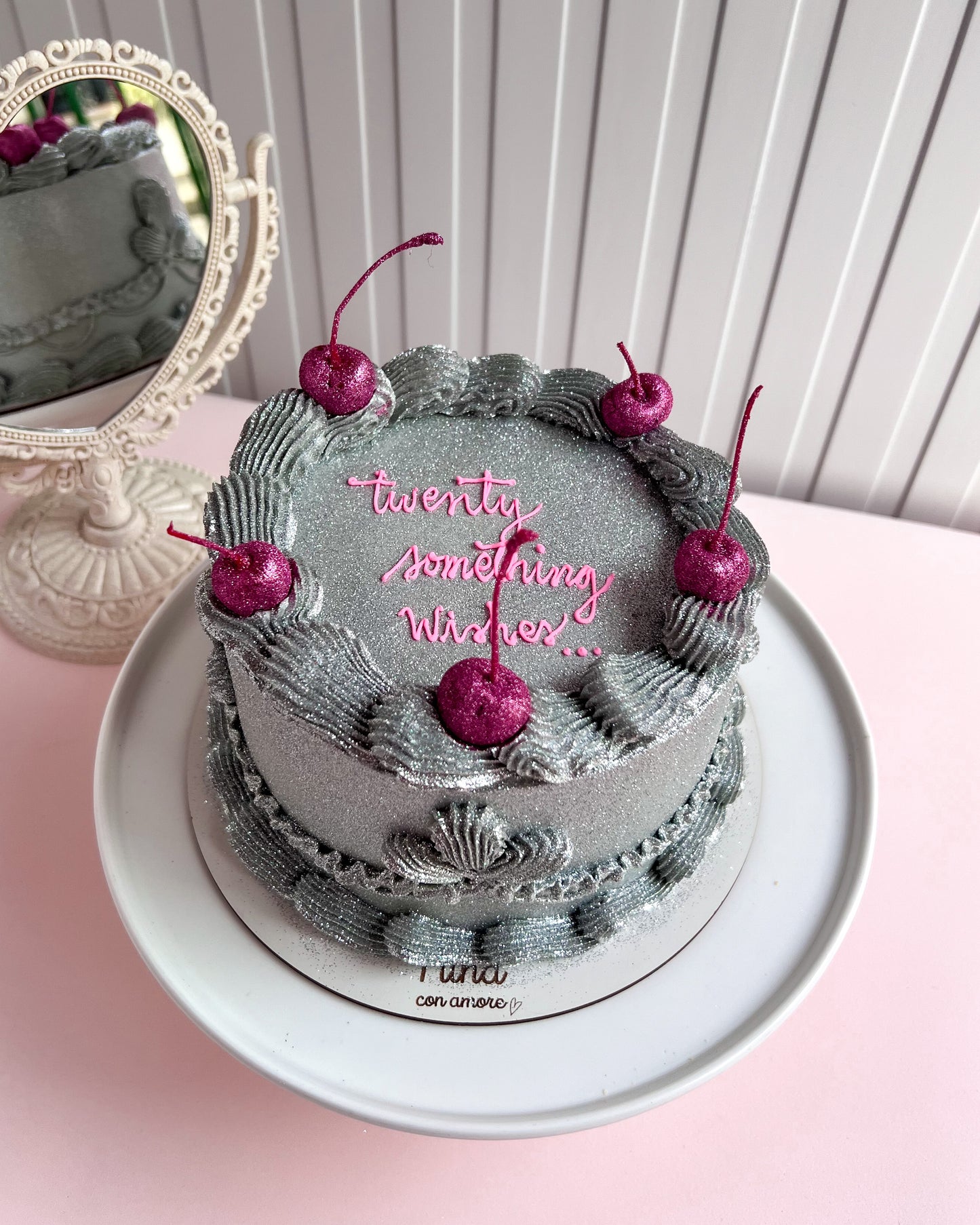 SILVER GLITTER CAKE CON CEREZAS🍒