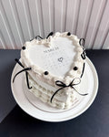 BURNING CAKE - Corazón Blanco con Lazos Negros y Perlas