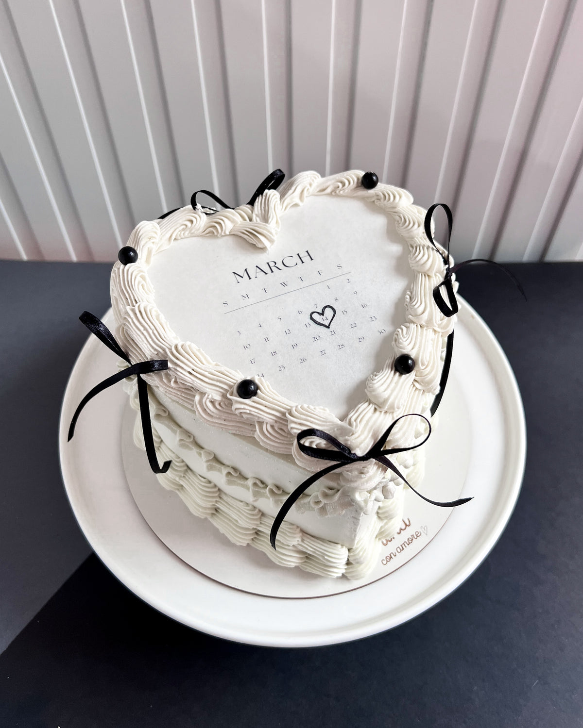 BURNING CAKE - Corazón Blanco con Lazos Negros y Perlas