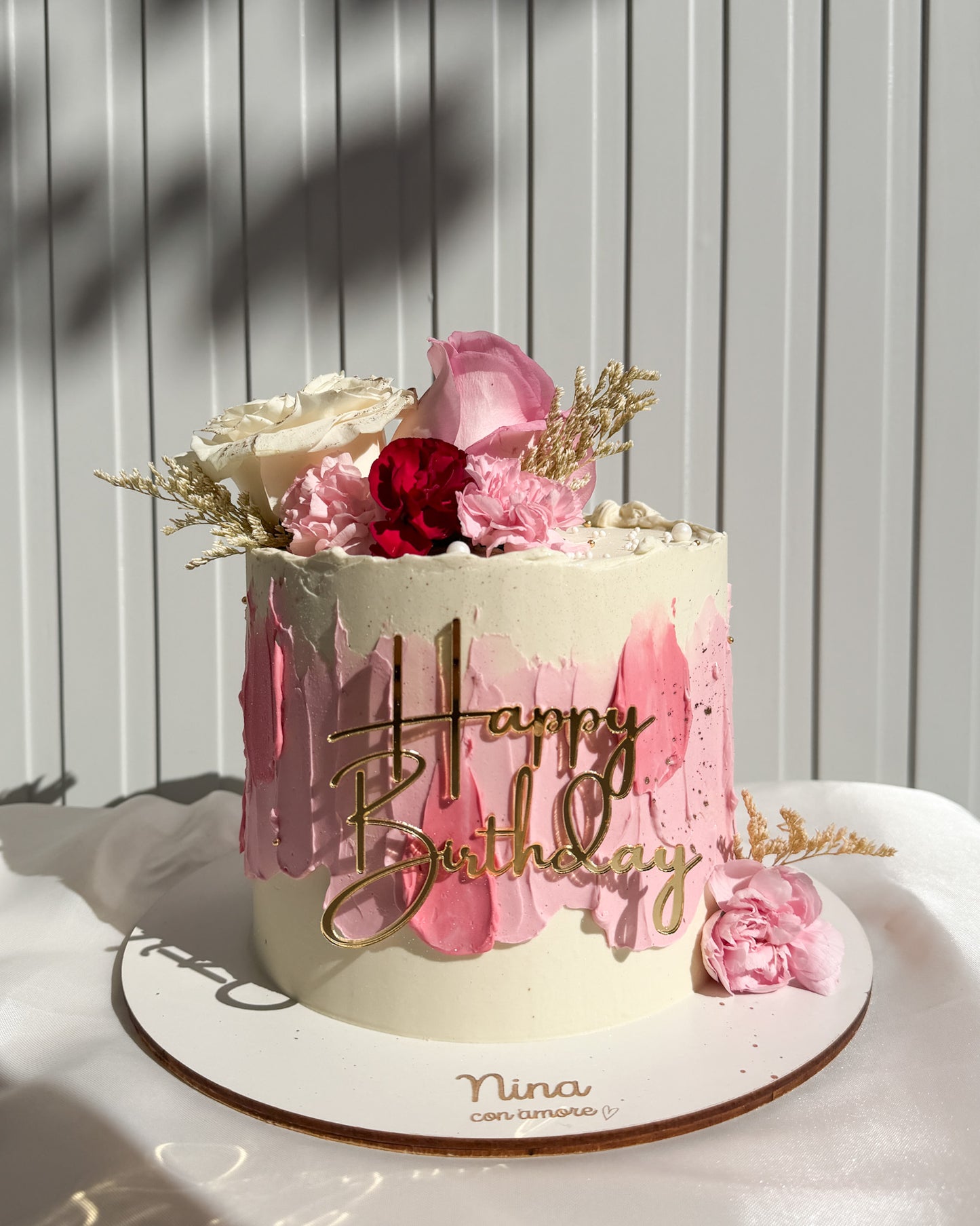 FLOWERS CAKE CON PINCELADAS ROSADAS - Letrero Dorado
