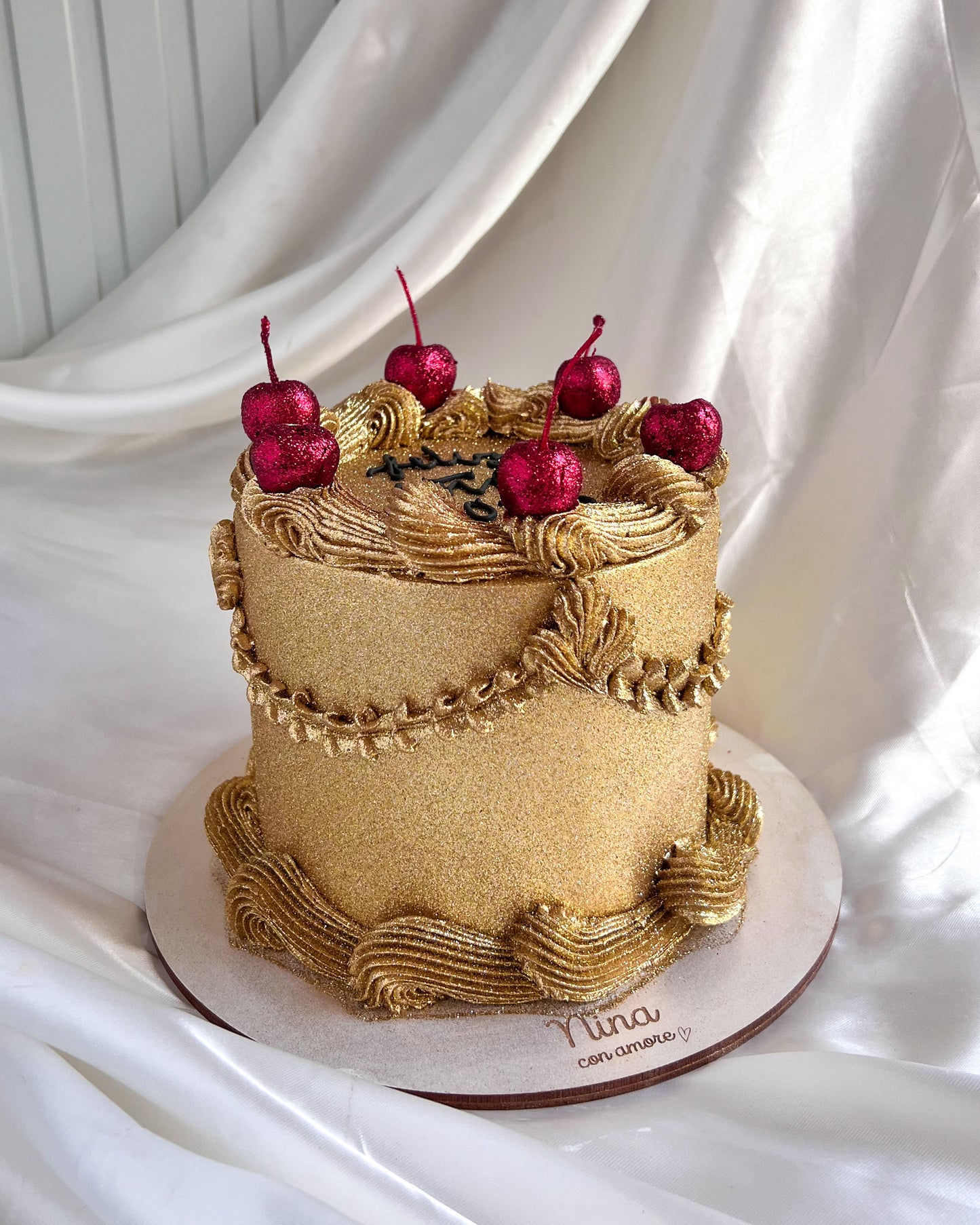 GLITTER DORADO CAKE CON CEREZAS