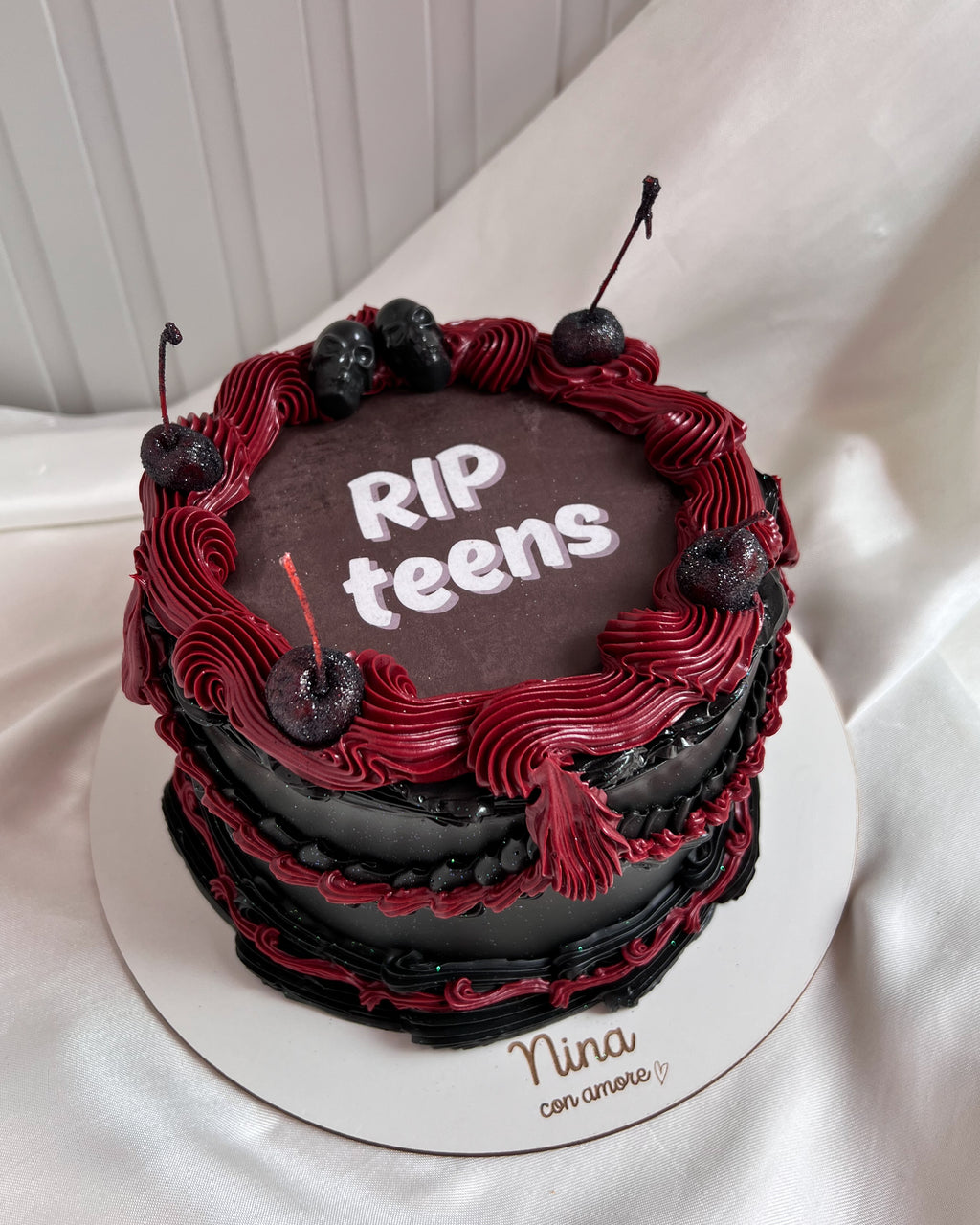 BURNING CAKE NEGRA Y VINOTINTO - Cerezas