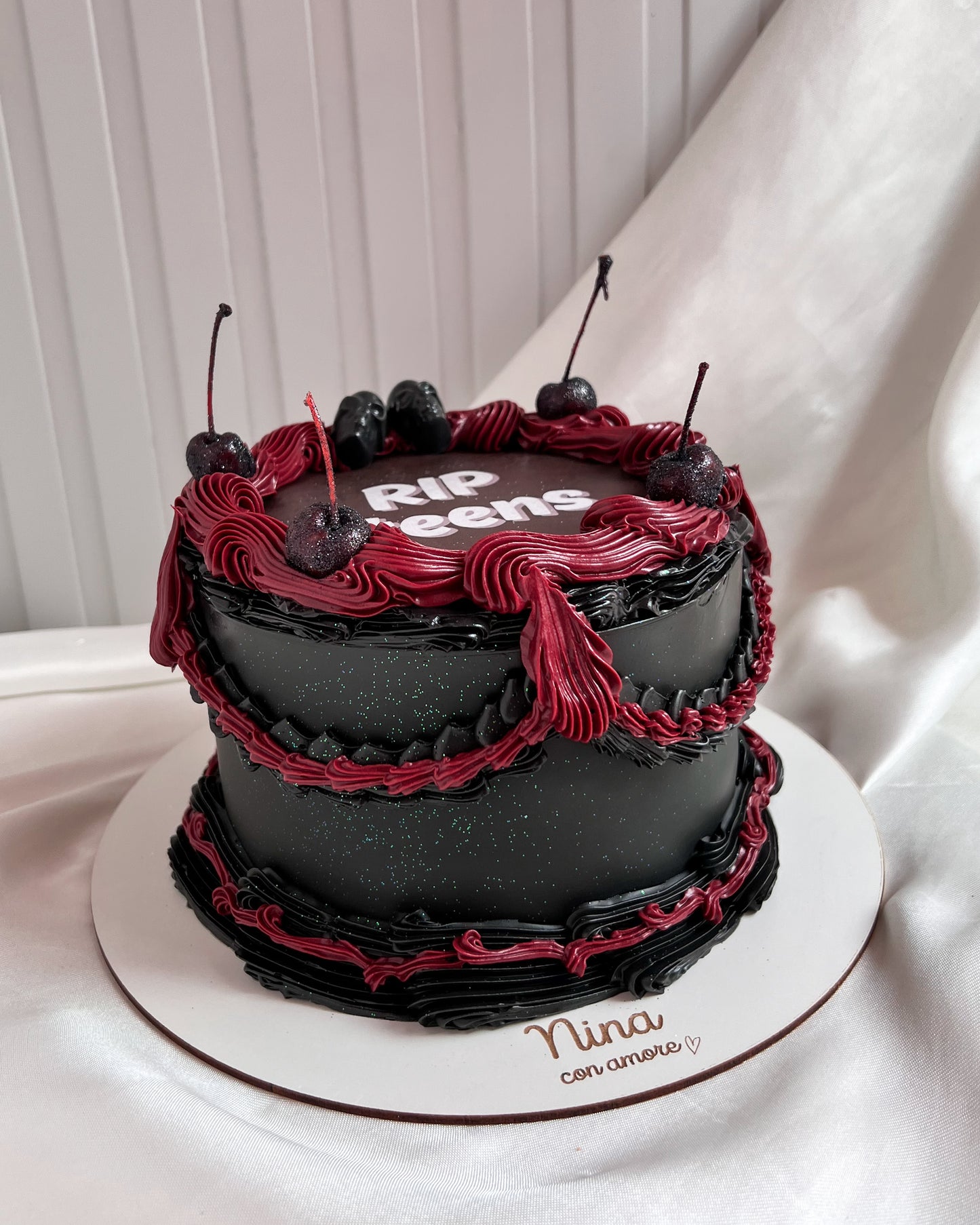BURNING CAKE NEGRA Y VINOTINTO - Cerezas
