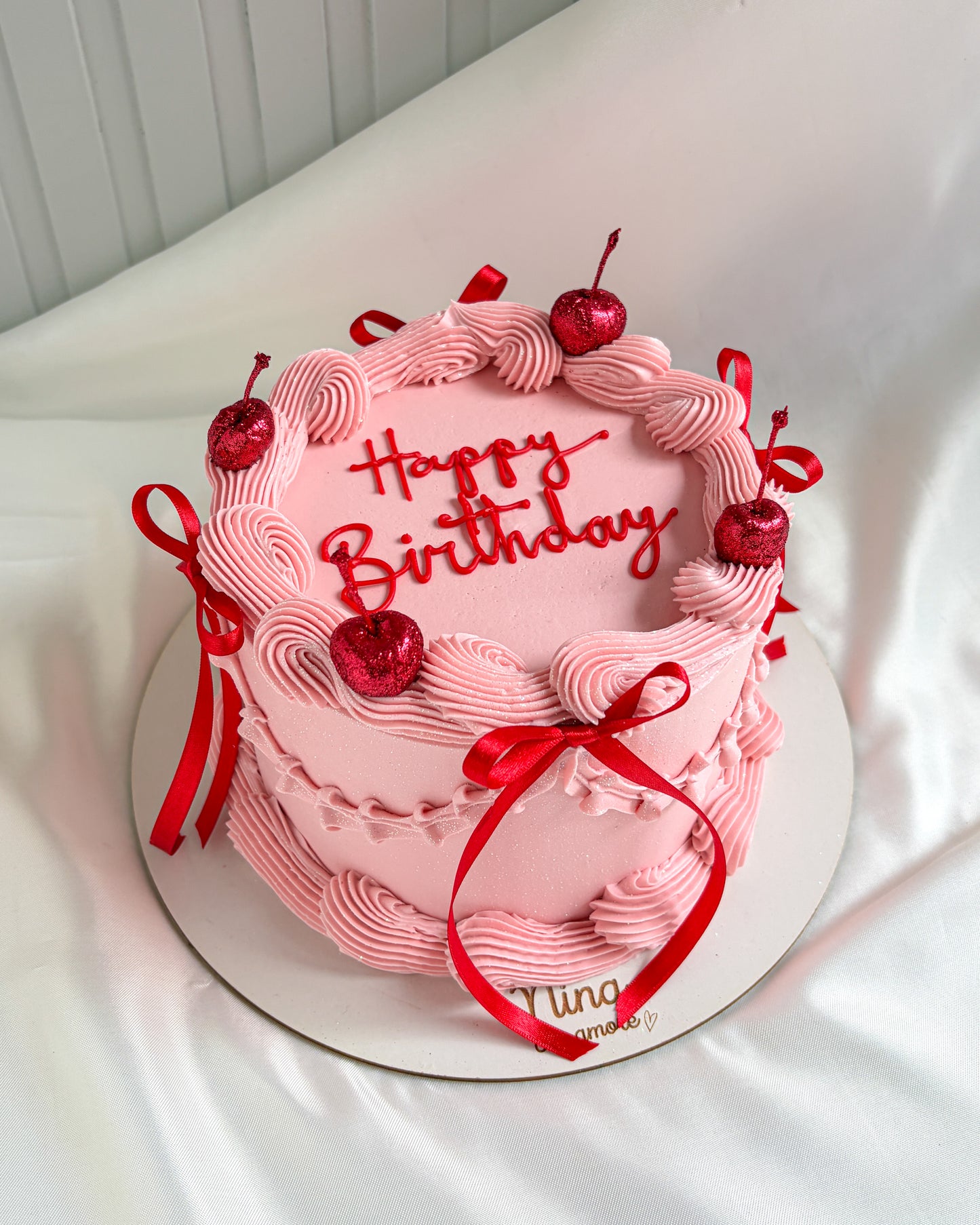 PINK CAKE CON LAZOS Y CEREZAS