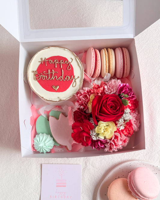 BIRTHDAY BOX -  Roja con Arreglo de Flores