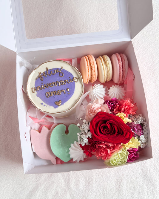 BIRTHDAY BOX -  Lila con Arreglo de Flores