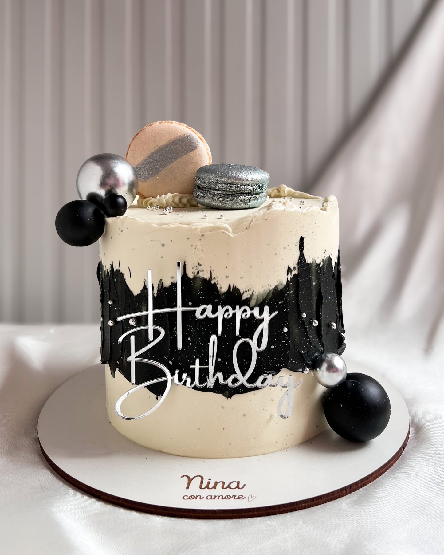 CAKE NEGRO Y PLATEADO - Esferas y Macarons
