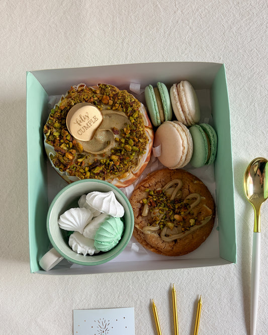 BIRTHDAY BOX PISTACHO - Tarta Vasca + Taza "The best"