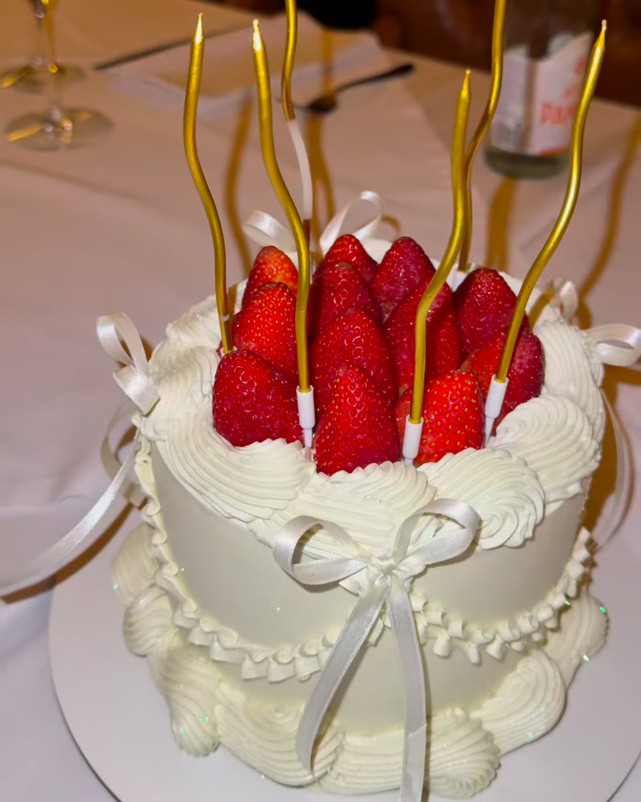 VINTAGE CAKE CON FRESAS - Lazos Blancos