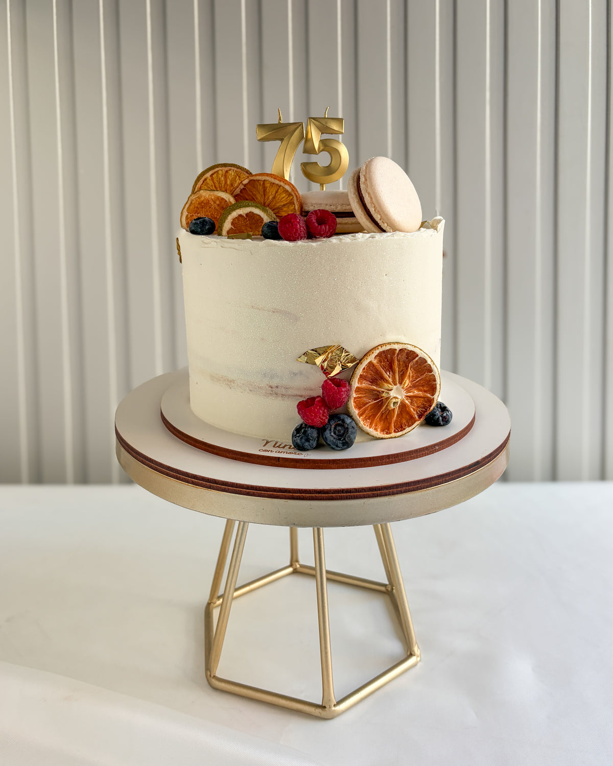 FRUTAS Y MACARONS CAKE