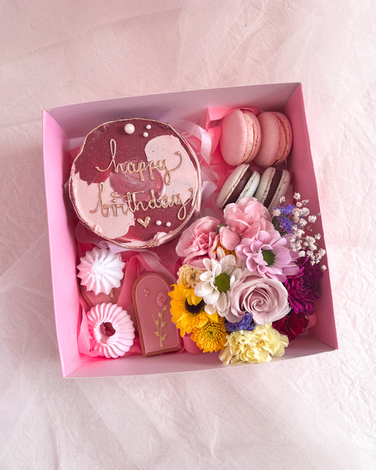 VINTAGE BIRTHDAY BOX + Arreglo de Flores