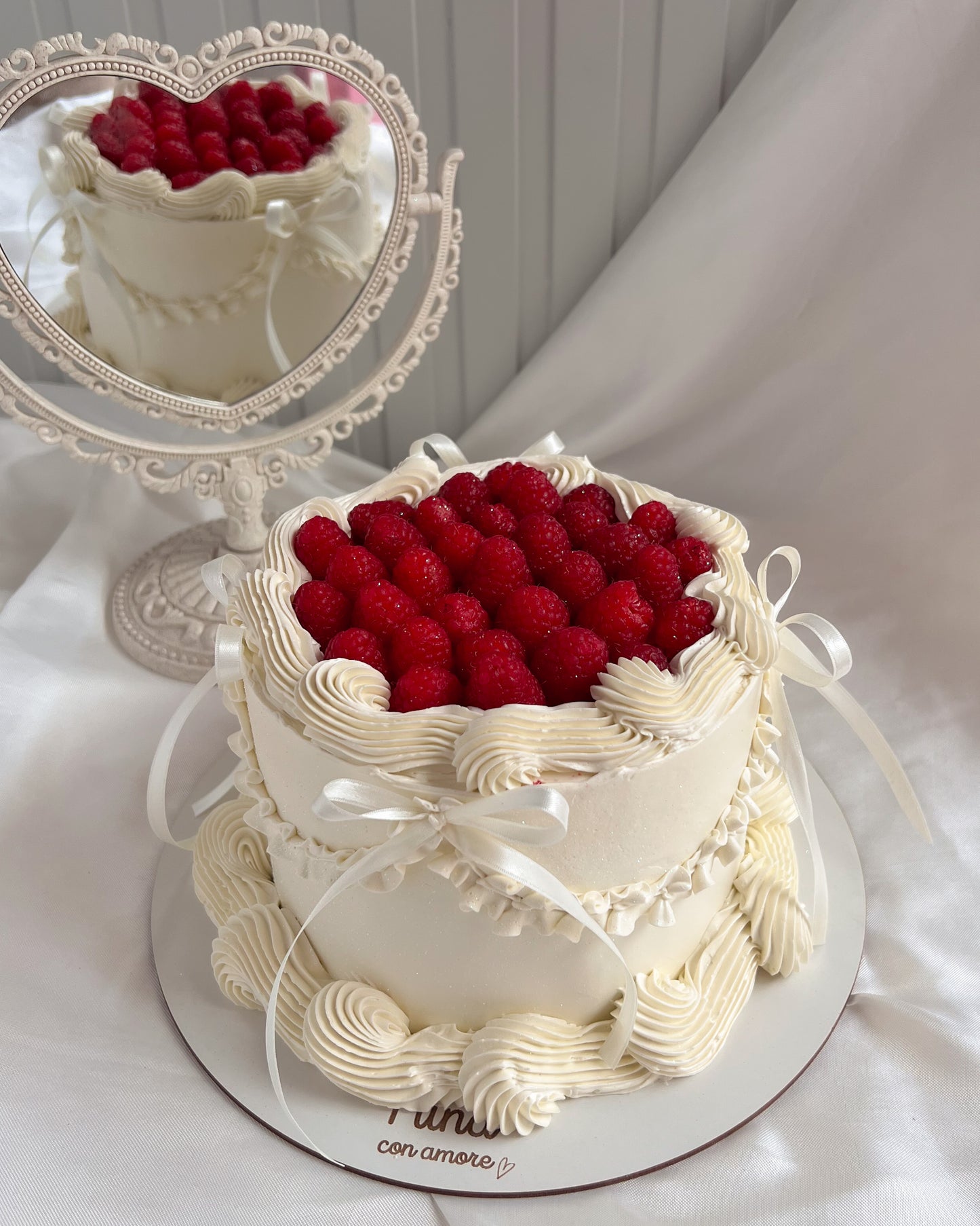 NUEVA!! VINTAGE CAKE CON FRAMBUESAS Y LAZOS BLANCOS