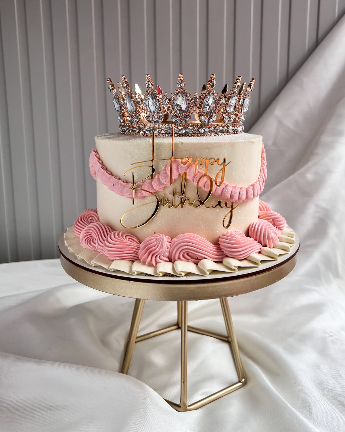 BIRTHDAY QUEEN CAKE - Rosa y Blanco