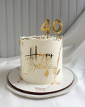 CAKE BLANCO CON PINCELADAS DORADAS