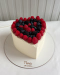 CAKE CORAZON CON FRUTOS ROJOS