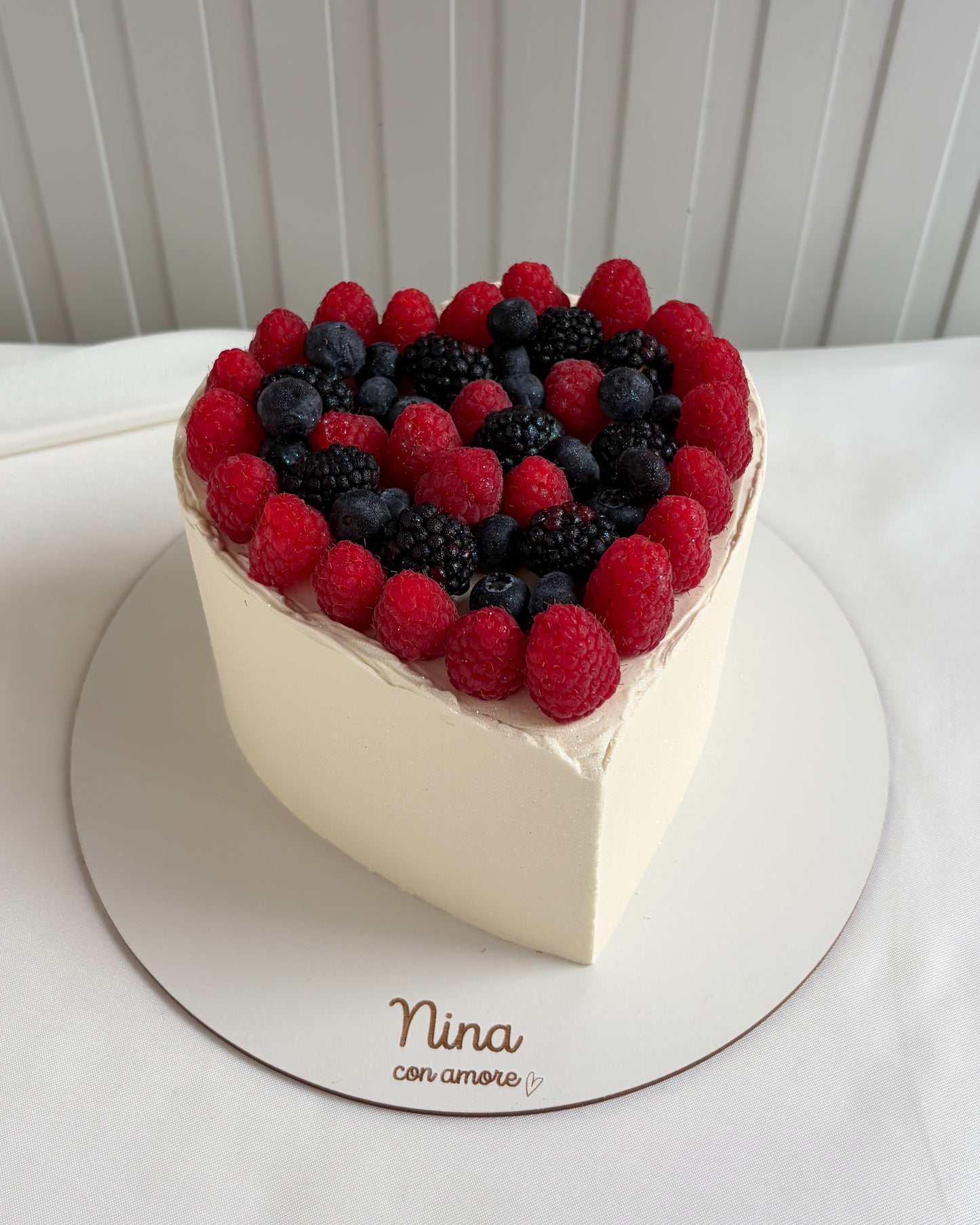 CAKE CORAZON CON FRUTOS ROJOS